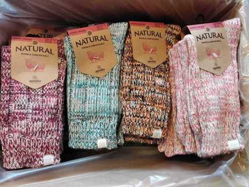 - aproximativ 54 de perechi de șosete călduroase pentru femei de acasă