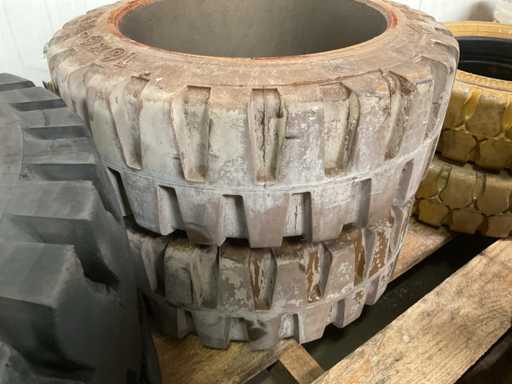 Opona do wózka widłowego Gumasol (2x)