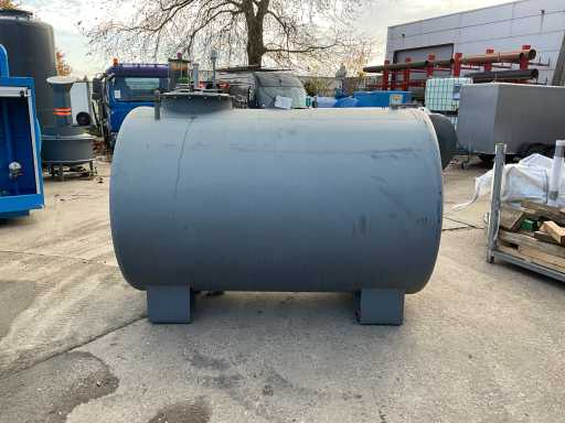 Horizontal storage tank