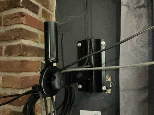 Various wall brackets (2x)