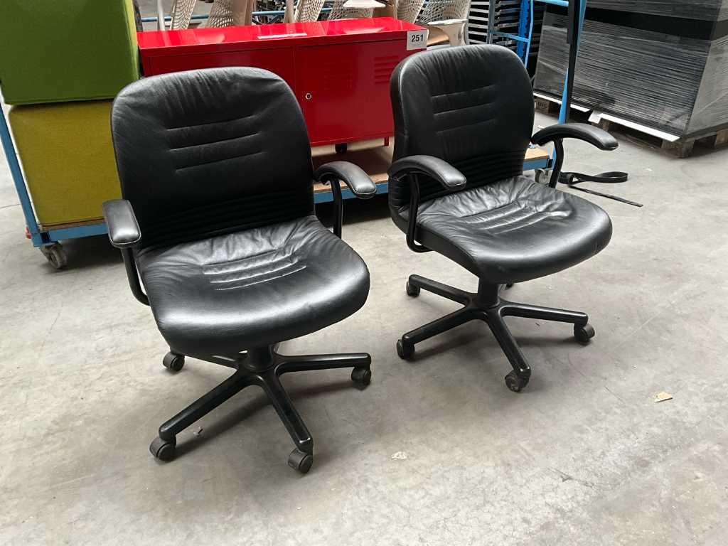 2x Leather desk/conference chair