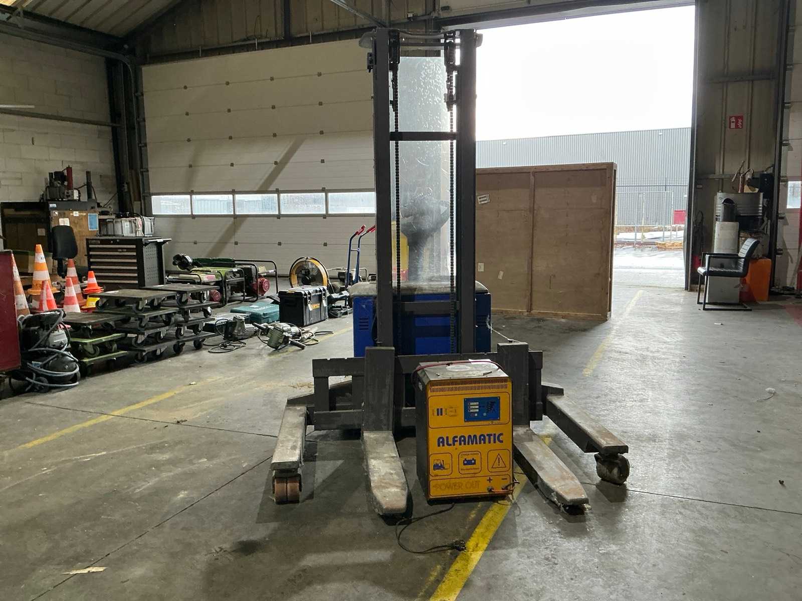 2012 Electric pallet truck complete with battery charger ARMANNI ALFAMATIC, year of construction 2012