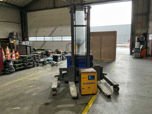 2012 Elektrischer Palettenwagen mit Batterielader ARMANNI ALFAMATIC, Baujahr 2012