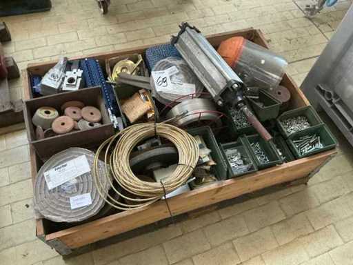 Machines, pièces détachées et stocks d’entrepôt