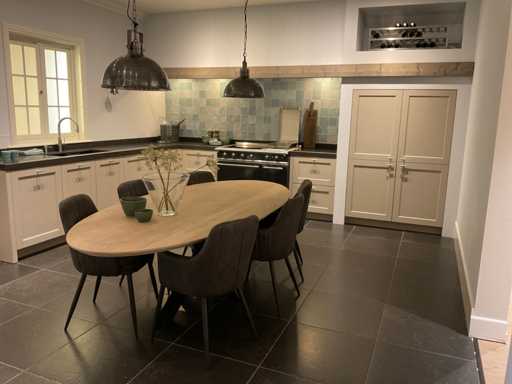 MK Ergona Hoekopgestelde showroomkeuken met inbouwkastenwand