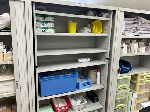 Metalen kast met inhoud