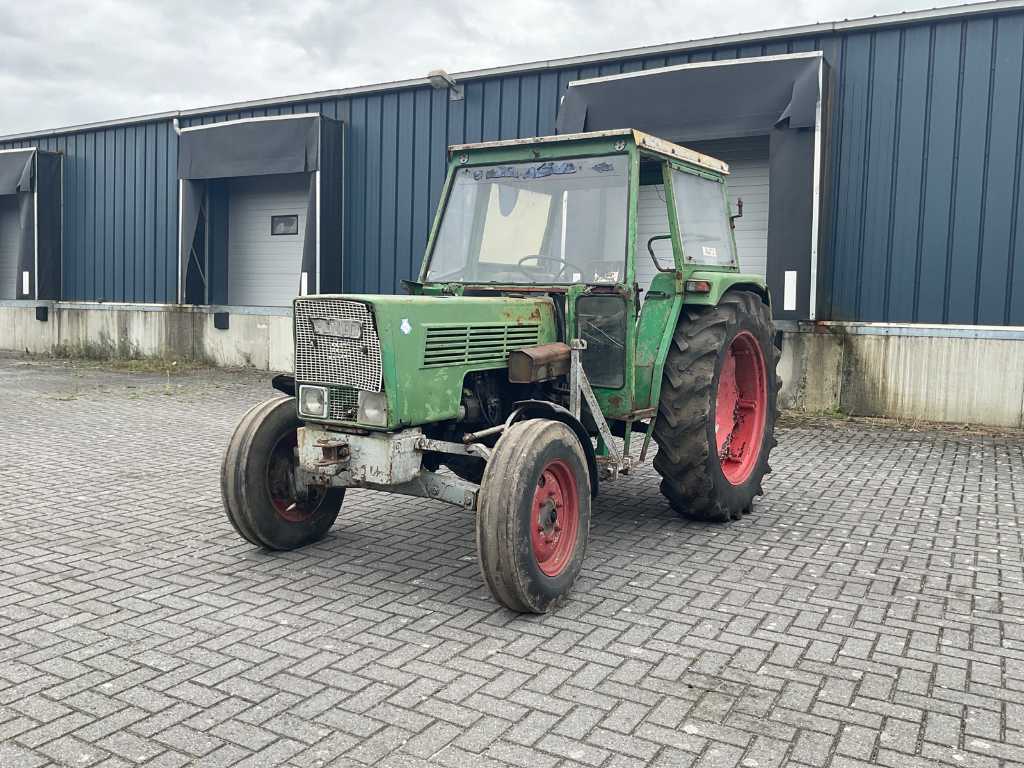 Tracteur agricole à deux roues motrices