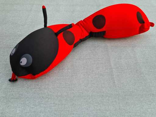 Knuffel/nekkussen lieveheersbeestje