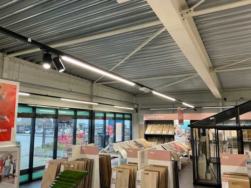 Winkelverlichting, 100 meter rails met ledbalken en 32 spots