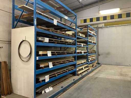 Étagère à palettes avec le contenu de divers matériaux en feuilles