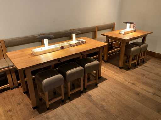 Hutten - Set van halfhoge tafels (2x), banken (2x) & krukken (5x)