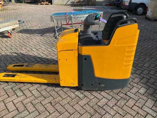 Collective auction of various goods from business closures