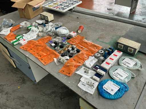 Un lot de piese de roboți ABB