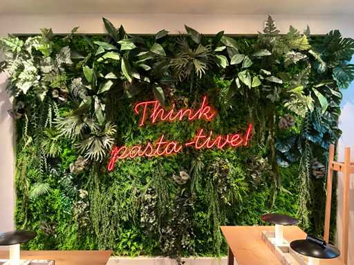 Decoratieve kunstplantenwand met neon