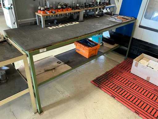 Werkstattisch mit zerspanungswerkzeuge und aufnahmen (36x)