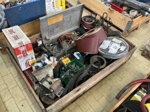 Stock d’accessoires, de pièces détachées et de stocks d’entrepôt