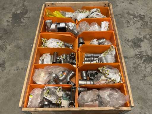 Lot principalement des raccords à sertir