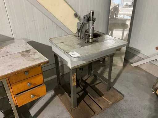 Machine à pression de boutons Astor 61