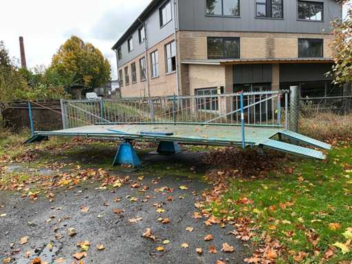 Seesaw/loading bridge