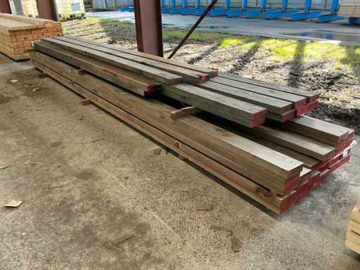 Beaucoup de bois de toiture Douglas