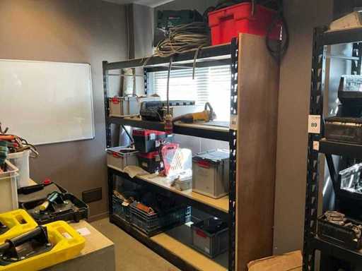 Magazijnstelling met inhoud bevestigingsmaterialen