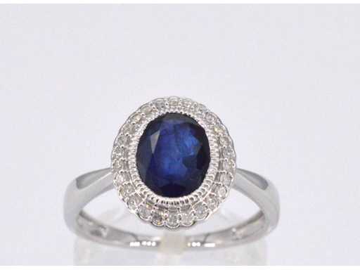 Bague d’entourage en or blanc avec diamants et saphir