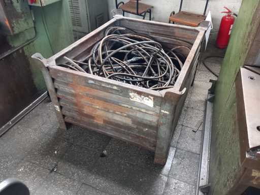   Metalowa skrzynka z wężami