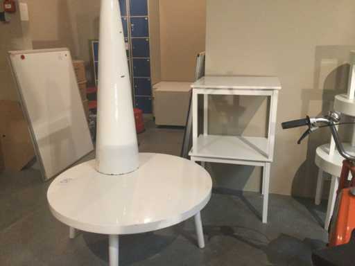 Vari tavoli e 1 vaso deco (3 volte)