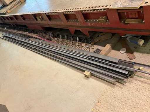 Un lot de benzi metalice de colț și tije de aproximativ 6 metri (20x)