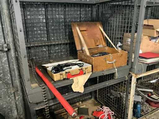 Miscellaneous hand tools (3x)