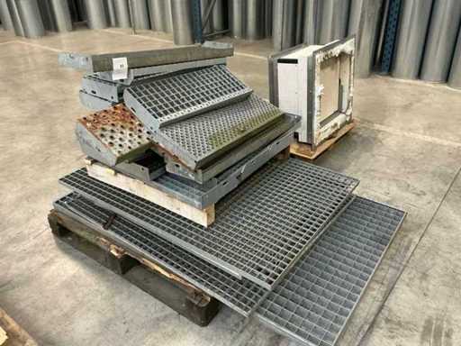 Partia ocynkowanych ruszt i stopni