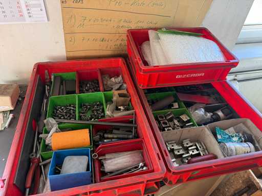  Werkstattschrank mit Inhalt