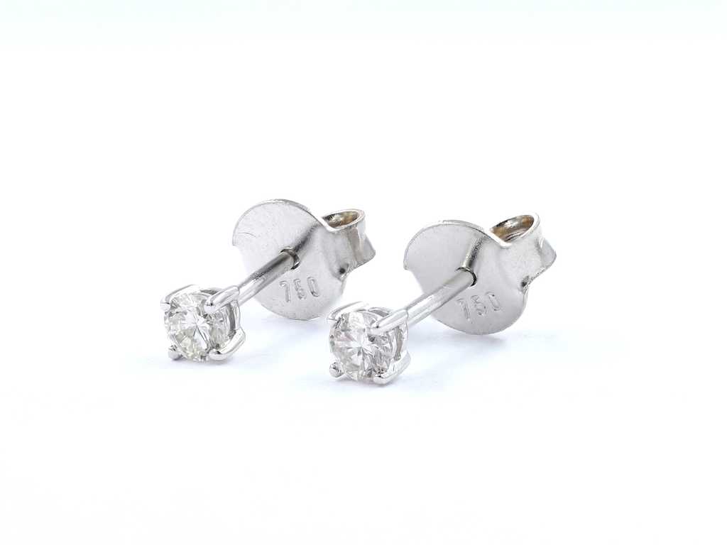 18 Kt White Gold Earring With Natural Diamond