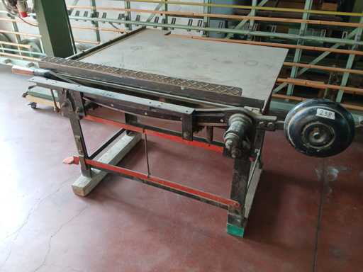   Paper cutter