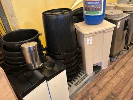 Partij vuilbakken en emmers