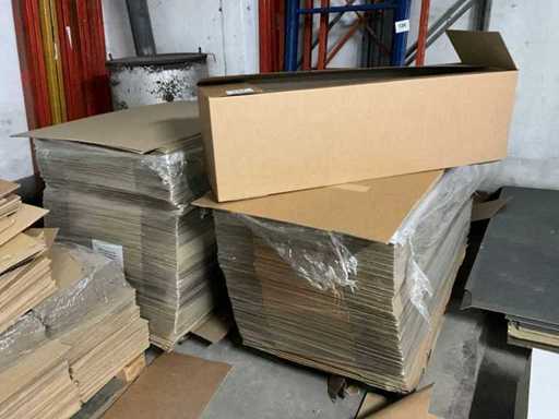 Série de boîtes en carton et plaques découpées