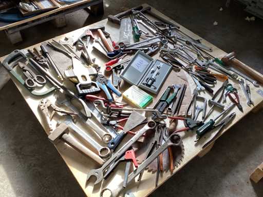 Varie attrezzatura utensili manuali