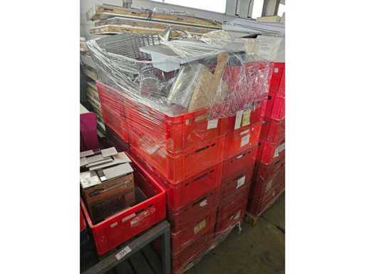 Grande quantità di stoviglie e altri accessori per cucina/ristorante