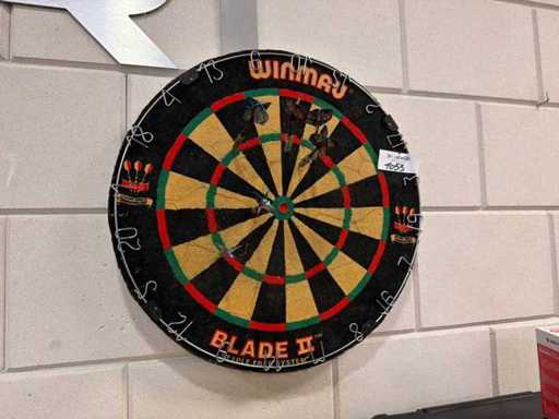 Dartscheibe mit 6 Pfeilen