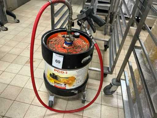 Mobile greaser for baking trays