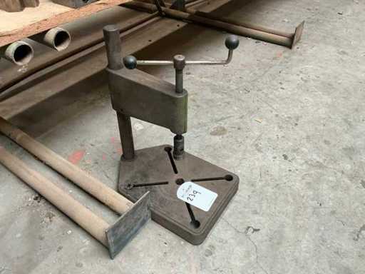 Vertical tapping device