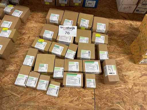 Kisten mit Schrauben und Holzschrauben