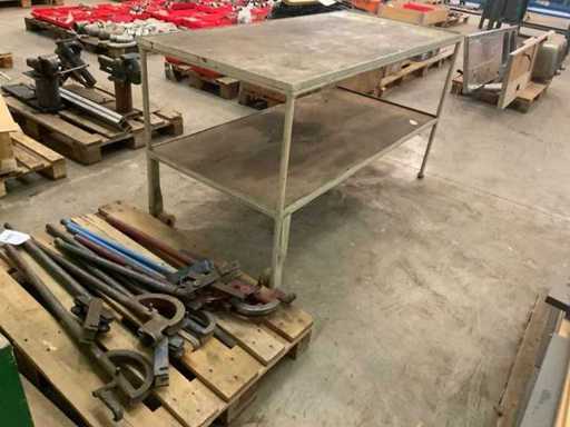 Pallet con vari piegatori di tubi