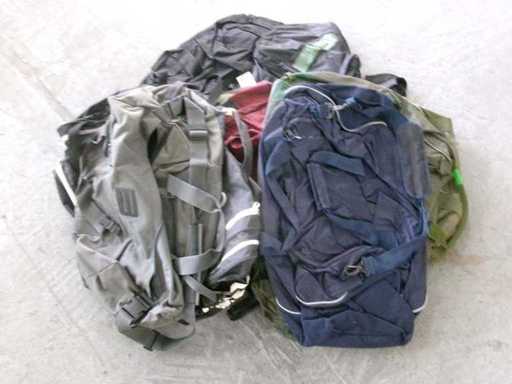 Mélange de sacs fourre-tout, d’occasion, dans 2 boîtes en bois (G2) (21x)