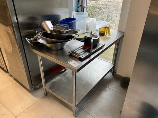 Werktafel RVS met inhoud (2x)