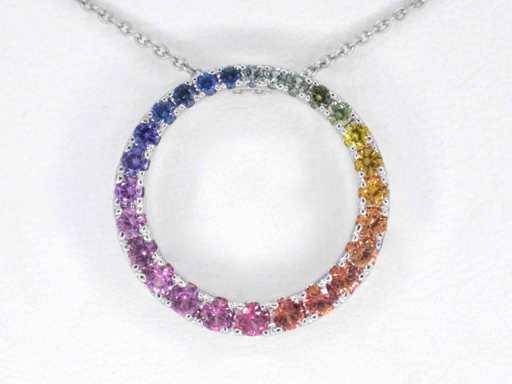 Wisiorek z białego złota z wielokolorowymi szafirami w oprawie kołowym