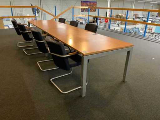 Tables de cantine avec chaises