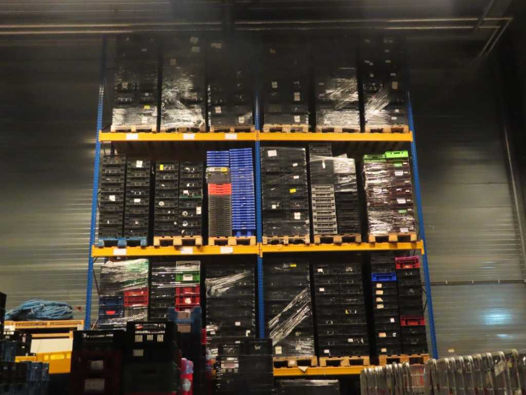 Batch of crates, 24 pallets