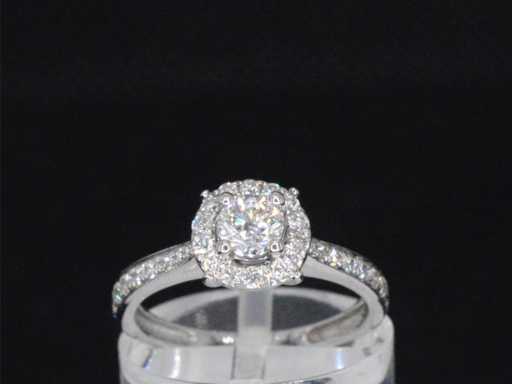 Witgouden entourage ring met diamanten