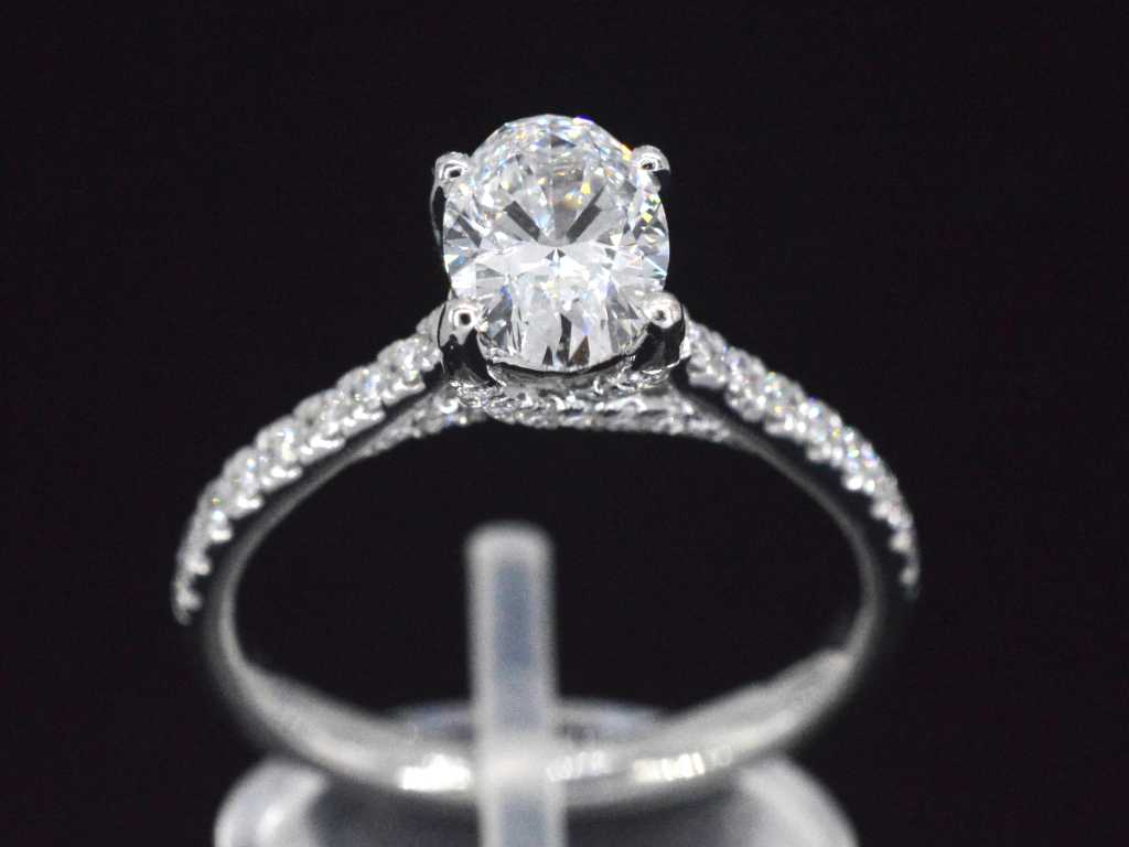 Platina solitair ring met een 1.57 carat briljant geslepen diamant